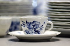 Copo azul branco da porcelana com stillife Meissen dos pires fotografia de stock royalty free Copo azul branco da porcelana com stillife Meissen dos pires fotografia de stock royalty free