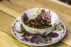 Copo da tisana com especiarias em um fundo de madeira claro imagens de stock Copo da tisana com especiarias em um fundo de madeira claro imagens de stock
