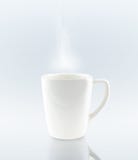 Copo de café cerâmico no fundo cinzento com fumo branco, Clippin imagens de stock royalty free Copo de café cerâmico no fundo cinzento com fumo branco, Clippin imagens de stock royalty free