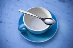 Copo e colher vazios de café imagens de stock Copo e colher vazios de café imagens de stock