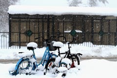 Copos de nieve que cubren las bicicletas durante invierno fotos de archivo Copos de nieve que cubren las bicicletas durante invierno fotos de archivo