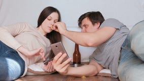 Coppia Internet di lettura rapida della donna e dell'uomo in loro telefoni cellulari Chip d'alimentazione della donna dell'uomo L video d archivio Coppia Internet di lettura rapida della donna e dell'uomo in loro telefoni cellulari Chip d'alimentazione della donna dell'uomo L video d archivio