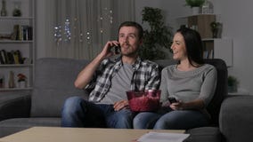 Coppia l'interruzione elettrica di sofferenza che sostiene sul telefono Coppia l'interruzione elettrica di sofferenza che sostiene sul telefono
