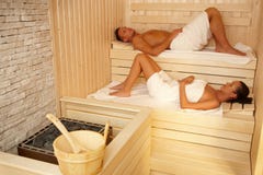 Coppia la menzogne nella sauna