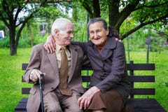 Coppia sposata di un anno più 80 svegli che posa per un ritratto nel loro giardino Di amore concetto per sempre immagine stock libera da diritti Coppia sposata di un anno più 80 svegli che posa per un ritratto nel loro giardino Di amore concetto per sempre immagine stock libera da diritti