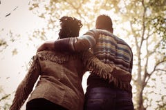 Coppie afroamericane in parco fotografie stock libere da diritti Coppie afroamericane in parco fotografie stock libere da diritti