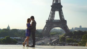 Coppie amorose che baciano sul fondo della torre Eiffel stock footage Coppie amorose che baciano sul fondo della torre Eiffel stock footage
