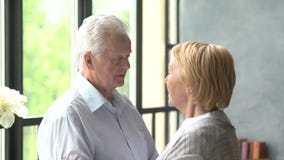 Coppie anziane amorose e felici in un appartamento moderno parlano e sorridono archivi video Coppie anziane amorose e felici in un appartamento moderno parlano e sorridono archivi video