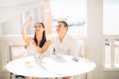Coppie attraenti che hanno prima data Caffè con un amico Gente felice sorridente che fa un selfie con uno smartphone fotografia stock libera da diritti Coppie attraenti che hanno prima data Caffè con un amico Gente felice sorridente che fa un selfie con uno smartphone fotografia stock libera da diritti