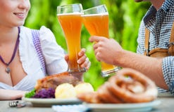 Coppie bavaresi sorridenti a Oktoberfest immagine stock libera da diritti Coppie bavaresi sorridenti a Oktoberfest immagine stock libera da diritti
