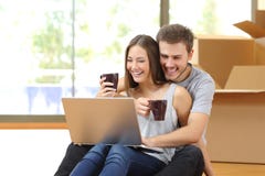 Coppie che comprano online e casa commovente fotografie stock Coppie che comprano online e casa commovente fotografie stock