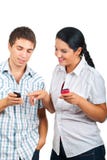 Coppie che hanno conversazione circa i telefoni fotografie stock Coppie che hanno conversazione circa i telefoni fotografie stock