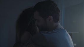 Coppie che hanno un litigio La donna sta gridando mentre l'uomo sta rimproverando nei precedenti, nell'amore e negli strappi, stu stock footage Coppie che hanno un litigio La donna sta gridando mentre l'uomo sta rimproverando nei precedenti, nell'amore e negli strappi, stu stock footage