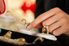 Coppie che scelgono un anello al gioielliere fotografia stock libera da diritti Coppie che scelgono un anello al gioielliere fotografia stock libera da diritti