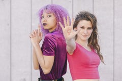 Coppie delle giovani donne potenti con il simbolo di femminismo in Th fotografie stock Coppie delle giovani donne potenti con il simbolo di femminismo in Th fotografie stock