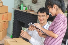 Coppie di affari che controllano azione nel loro affare domestico online fotografie stock Coppie di affari che controllano azione nel loro affare domestico online fotografie stock