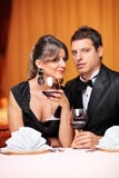 Coppie di classe che si siedono ad una tavola in un ristorante immagini stock libere da diritti Coppie di classe che si siedono ad una tavola in un ristorante immagini stock libere da diritti