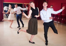 Coppie di dancing che godono del ballo attivo fotografie stock Coppie di dancing che godono del ballo attivo fotografie stock