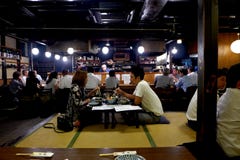 Coppie di Izakaya a Kyoto fotografie stock Coppie di Izakaya a Kyoto fotografie stock