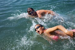 Coppie di nuoto immagini stock libere da diritti Coppie di nuoto immagini stock libere da diritti