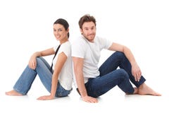 Coppie felici che si siedono con di nuovo a vicenda immagini stock libere da diritti Coppie felici che si siedono con di nuovo a vicenda immagini stock libere da diritti