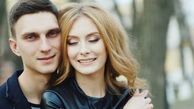 Coppie felici che sorridono alla macchina fotografica stock footage Coppie felici che sorridono alla macchina fotografica stock footage