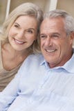 Coppie felici della donna & dell'uomo maggiore che sorridono nel paese fotografia stock Coppie felici della donna & dell'uomo maggiore che sorridono nel paese fotografia stock