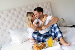 Coppie felici romantiche che mangiano prima colazione a letto Fotografia Stock Libera da Diritti Coppie felici romantiche che mangiano prima colazione a letto Fotografia Stock Libera da Diritti