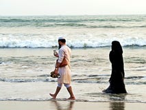 coppie musulmane alla spiaggia, bazar di Coxs immagine stock libera da diritti coppie musulmane alla spiaggia, bazar di Coxs immagine stock libera da diritti