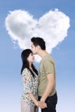 Coppie romantiche con la nuvola di forma del cuore Immagini Stock Coppie romantiche con la nuvola di forma del cuore Immagini Stock