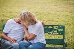 Coppie senior che hanno tempo romantico in un parco, distinguente immagine stock libera da diritti Coppie senior che hanno tempo romantico in un parco, distinguente immagine stock libera da diritti
