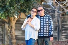 Coppie senior che si rilassano dal parco il giorno soleggiato fotografia stock libera da diritti Coppie senior che si rilassano dal parco il giorno soleggiato fotografia stock libera da diritti