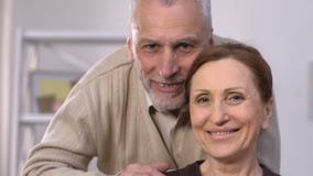 Coppie senior felici che sorridono, denti sani, impianti dentari, protesi archivi video Coppie senior felici che sorridono, denti sani, impianti dentari, protesi archivi video