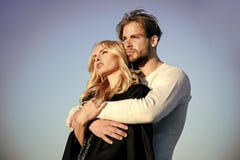 Coppie sensuali Uomo e donna muscolari con capelli biondi lunghi, amore fotografie stock Coppie sensuali Uomo e donna muscolari con capelli biondi lunghi, amore fotografie stock