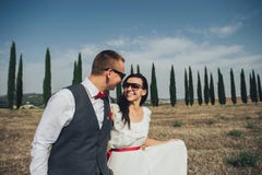 Coppie sorridenti alla moda felici che camminano e che baciano in Toscana, AIS fotografia stock Coppie sorridenti alla moda felici che camminano e che baciano in Toscana, AIS fotografia stock