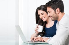 Coppie sorridenti con il computer portatile