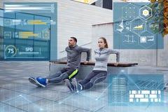 Coppie sportive che fanno esercizio della immersione del tricipite all'aperto immagini stock Coppie sportive che fanno esercizio della immersione del tricipite all'aperto immagini stock