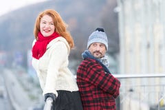 Coppie urbane sul ponte Coppie felici che si levano in piedi di nuovo alla parte posteriore Sguardo della donna e dell'uomo in un immagine stock Coppie urbane sul ponte Coppie felici che si levano in piedi di nuovo alla parte posteriore Sguardo della donna e dell'uomo in un immagine stock