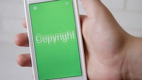 Copyrights l'applicazione di concetto sullo smartphone L'uomo usa il cellulare app stock footage Copyrights l'applicazione di concetto sullo smartphone L'uomo usa il cellulare app stock footage