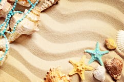 Coquillages sur une plage et un sable d'été comme fond Interpréteurs de commandes interactifs de mer photographie stock libre de droits Coquillages sur une plage et un sable d'été comme fond Interpréteurs de commandes interactifs de mer photographie stock libre de droits
