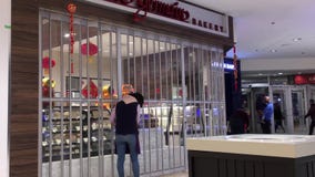 Спуск магазина заключительный вечером внутри торгового центра центра Coquitlam Спуск магазина заключительный вечером внутри торгового центра центра Coquitlam
