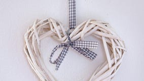 Corazones de mimbre con la cinta Corazones de mimbre con la cinta