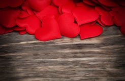 Corazones rojos en un fondo de madera imágenes de archivo libres de regalías Corazones rojos en un fondo de madera imágenes de archivo libres de regalías