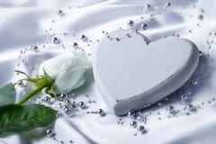 Corazón blanco con la rosa del blanco foto de archivo libre de regalías Corazón blanco con la rosa del blanco foto de archivo libre de regalías