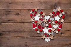Corazón de la Navidad en un fondo de madera con diversa decoración fotografía de archivo libre de regalías Corazón de la Navidad en un fondo de madera con diversa decoración fotografía de archivo libre de regalías