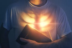 Corazón y biblia que brillan intensamente foto de archivo Corazón y biblia que brillan intensamente foto de archivo