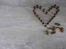 Coração alinhado com balas em um fundo claro, tema do amor do feriado foto de stock Coração alinhado com balas em um fundo claro, tema do amor do feriado foto de stock