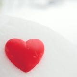 Coração vermelho na neve imagem de stock Coração vermelho na neve imagem de stock