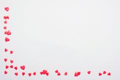 Corações cor-de-rosa pequenos na parte inferior e na borda esquerda em um fundo branco foto de stock Corações cor-de-rosa pequenos na parte inferior e na borda esquerda em um fundo branco foto de stock