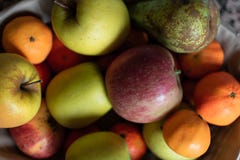 Corbeille de fruits dans une cuisine photo stock Corbeille de fruits dans une cuisine photo stock